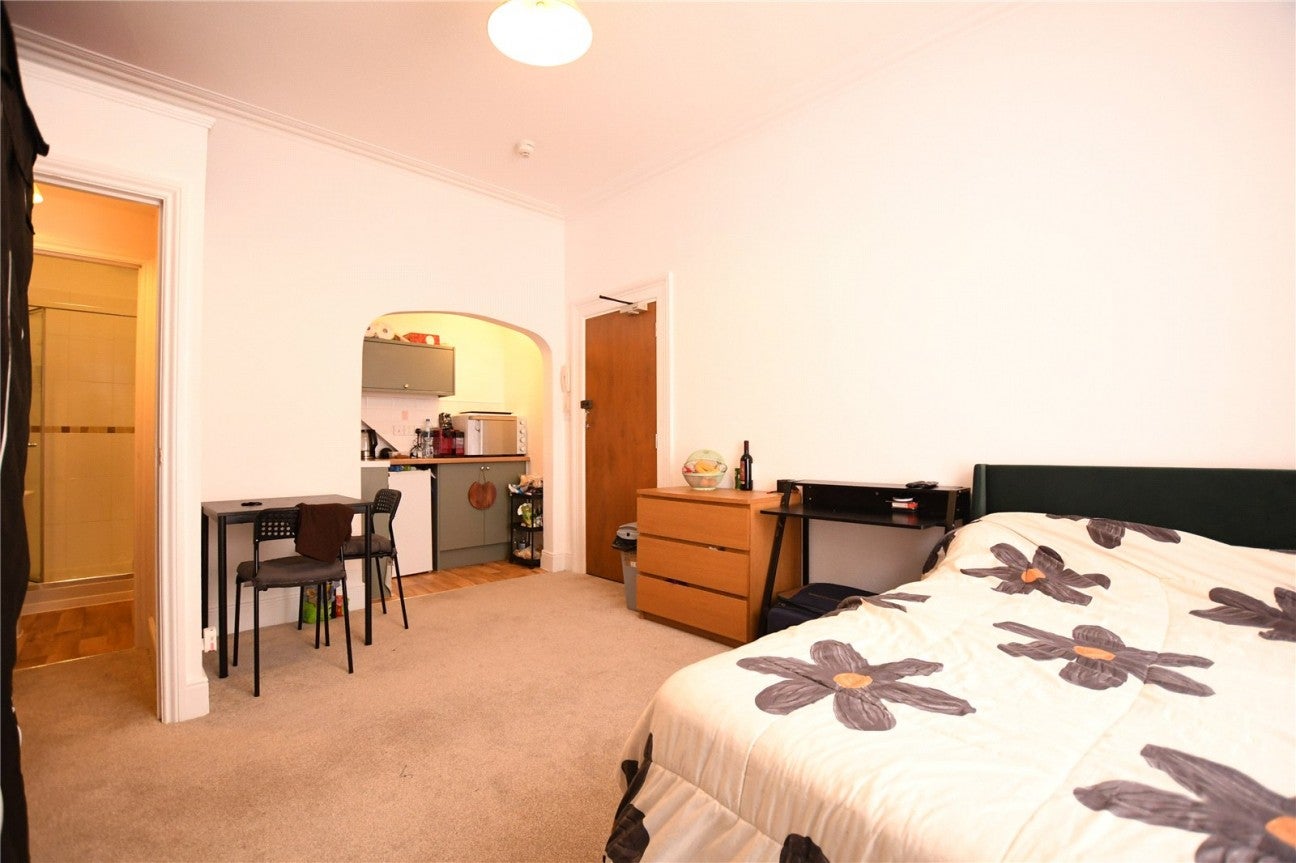 Flat South Crescent in Weston-super-Mare