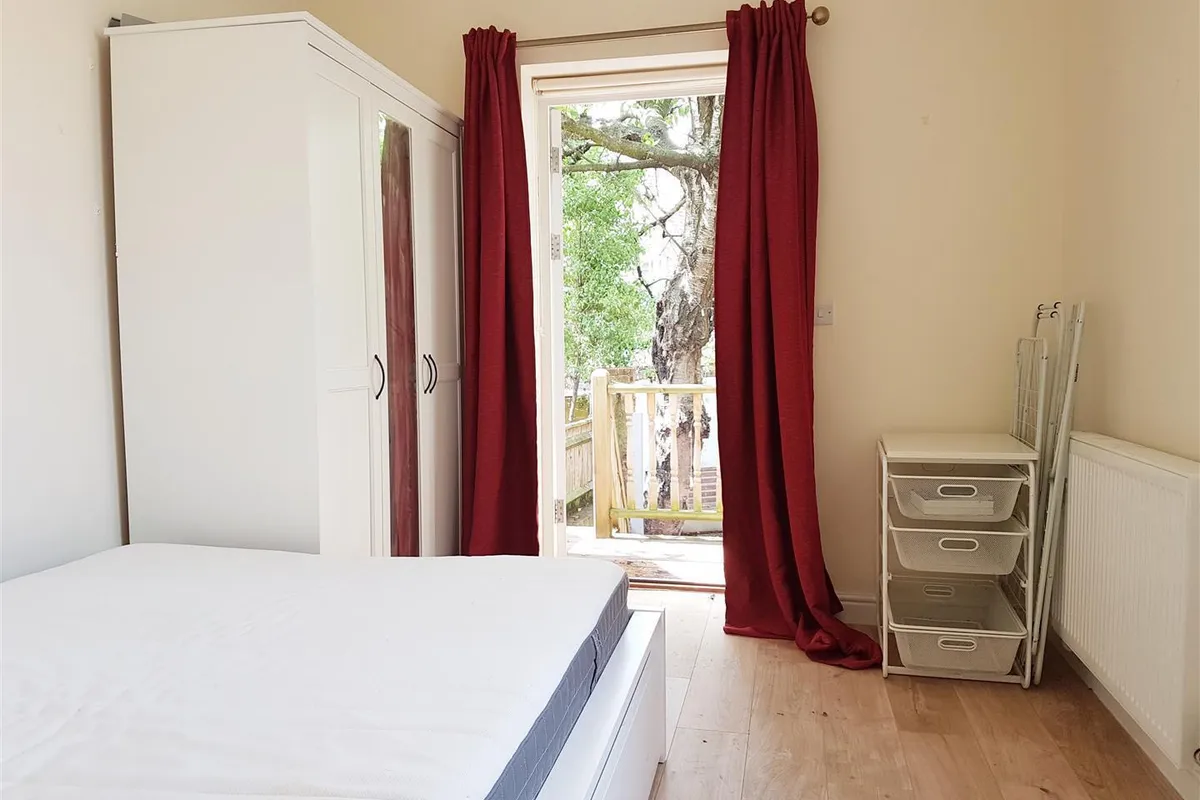 Flat Tadmor Street in Greater London