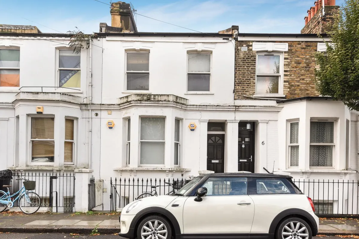 Flat Tadmor Street in Greater London