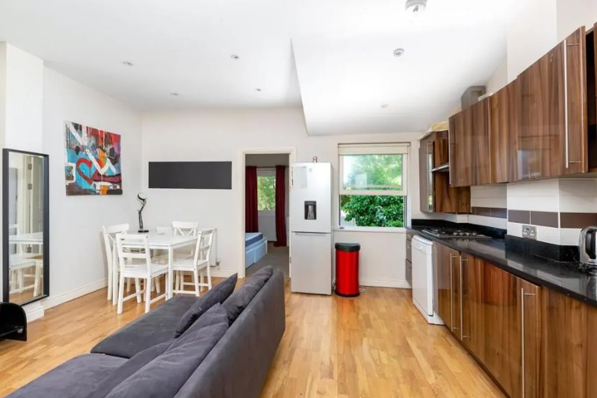 Flat Tadmor Street in Greater London