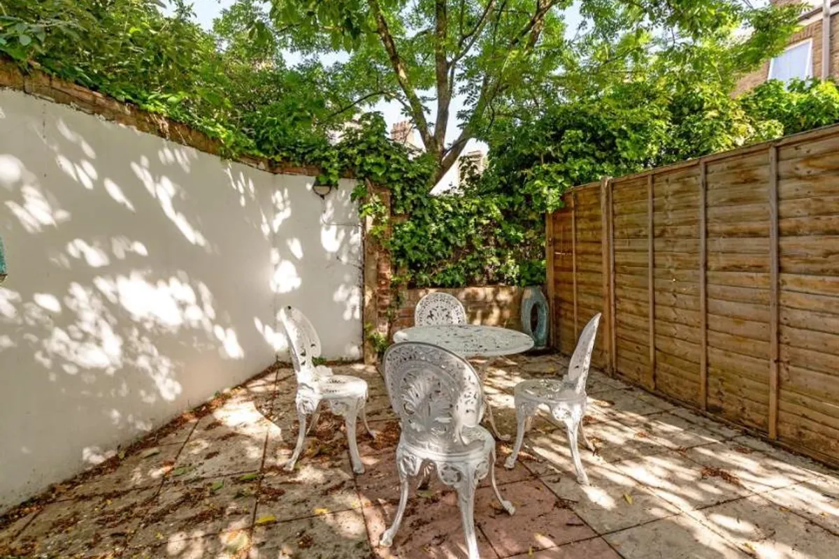 Flat Tadmor Street in Greater London