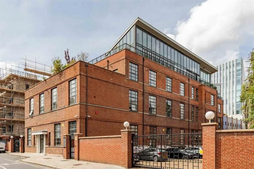 Flat Surrey Row in Greater London