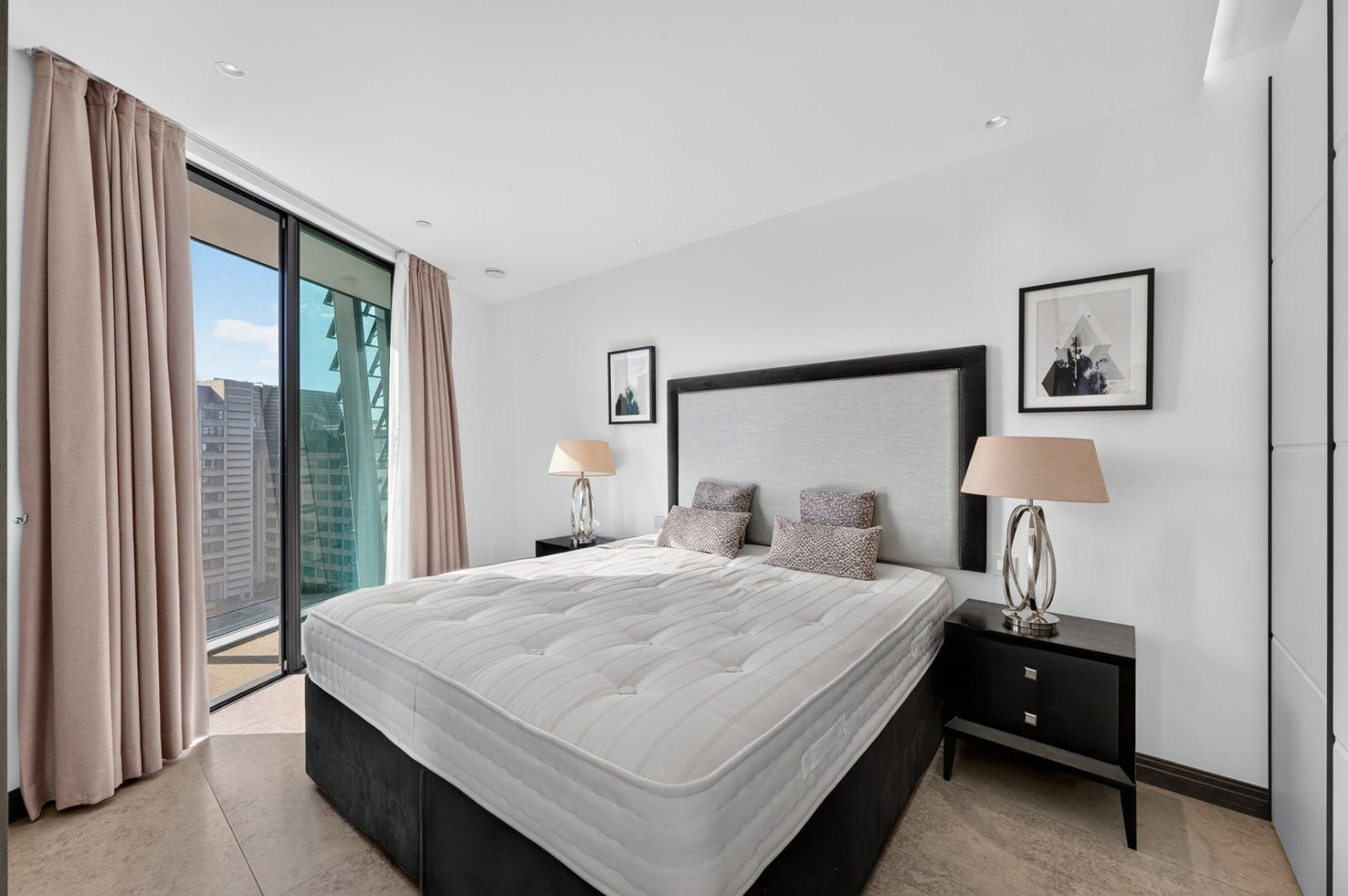 Flat Blackfriars Road in Greater London