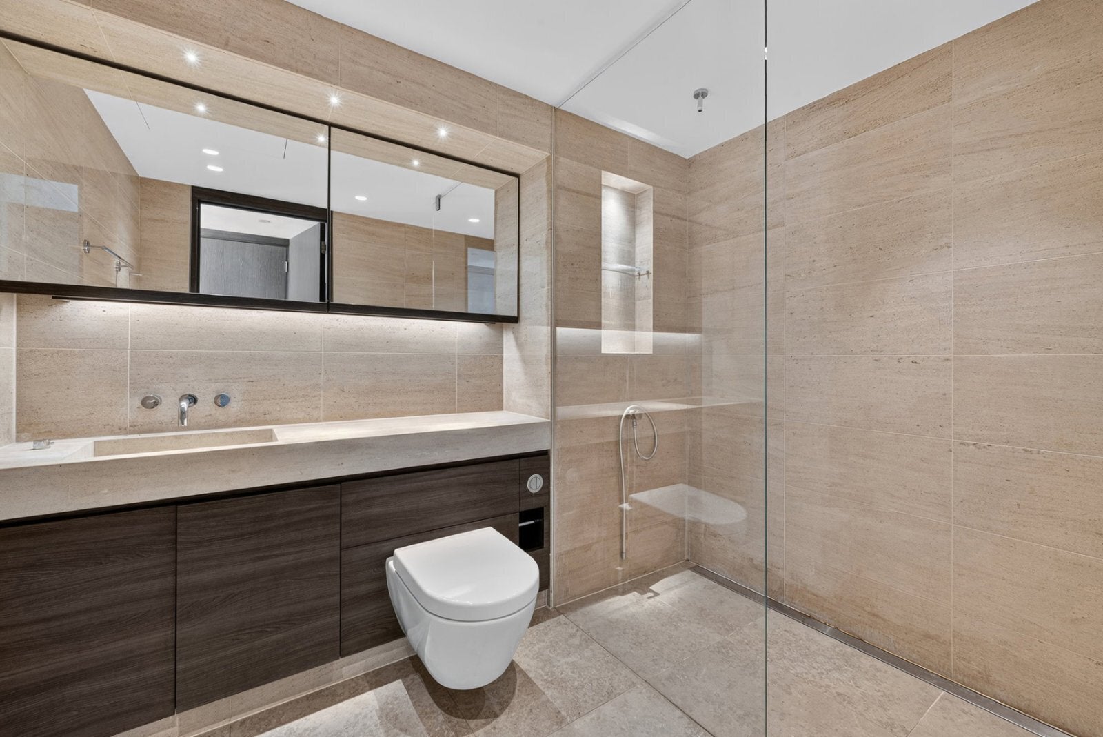 Flat Blackfriars Road in Greater London