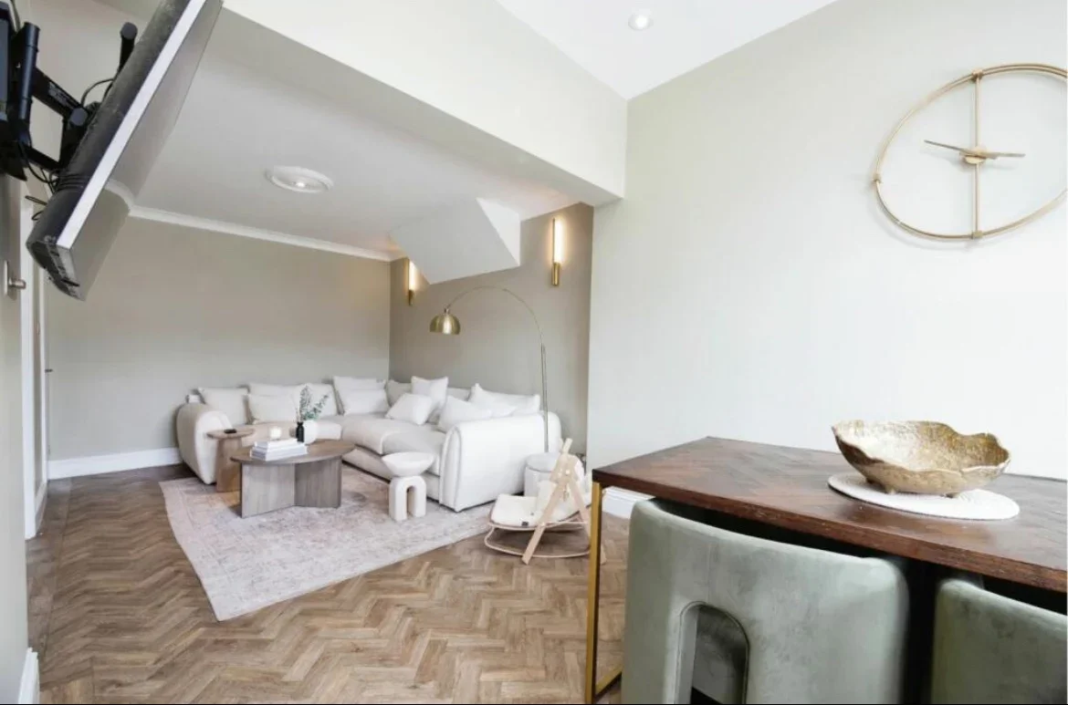 House Havering Drive in Greater London