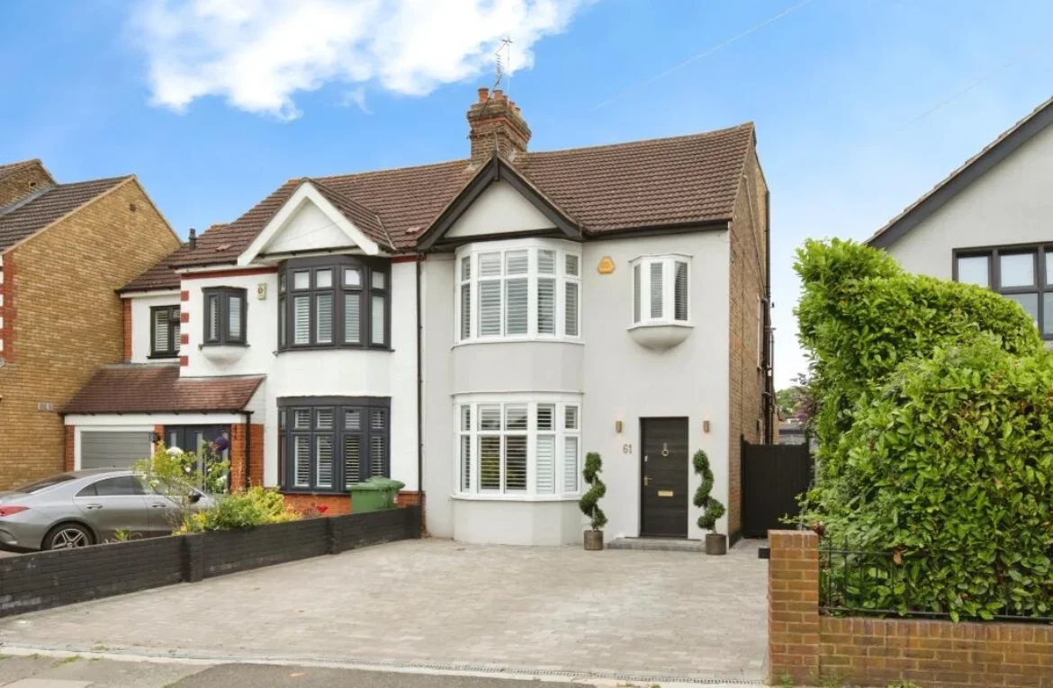 House Havering Drive in Greater London