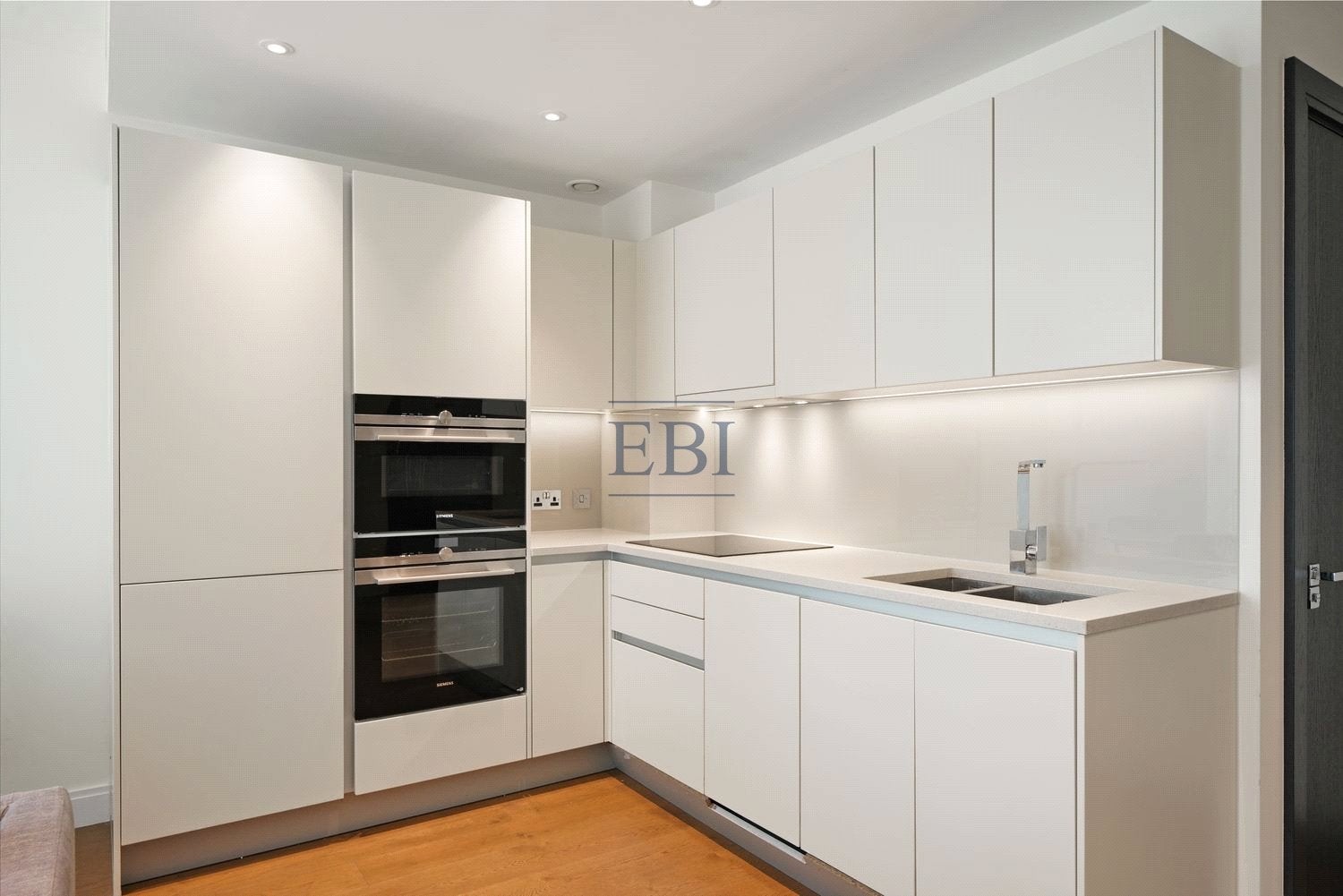 Flat Queenstown Road in Greater London