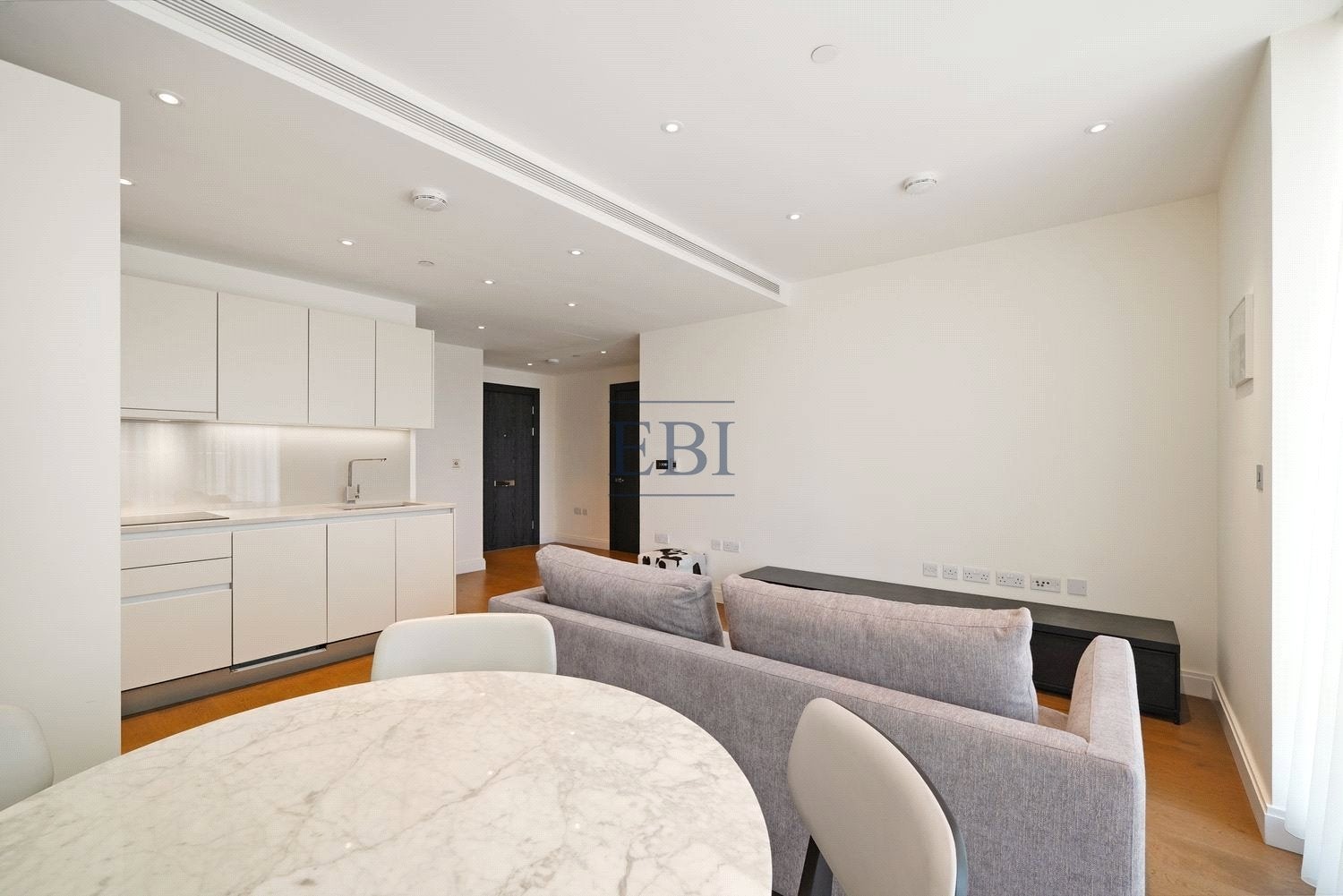 Flat Queenstown Road in Greater London