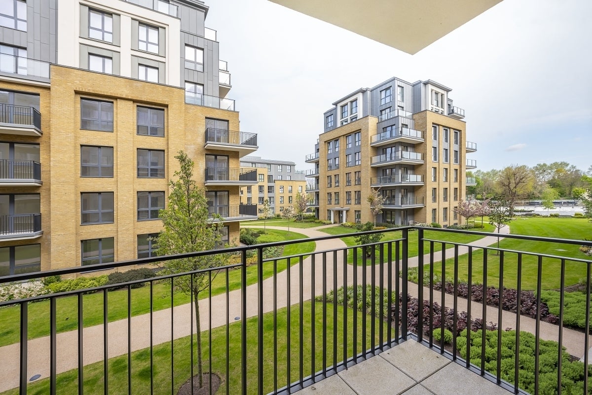 Flat Broom Road in Greater London