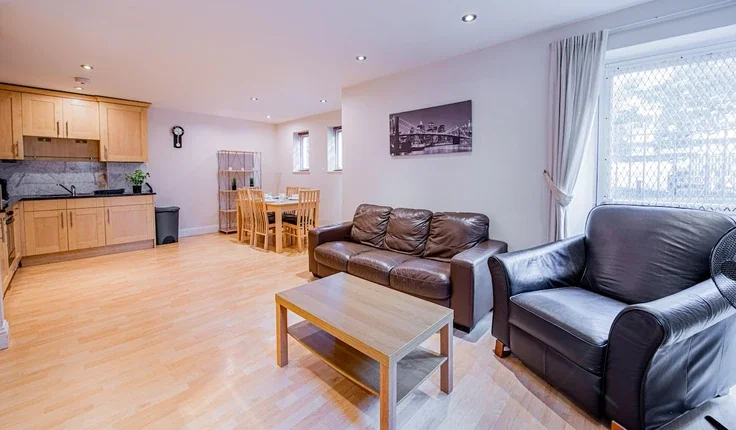 Flat Deverell Street in Greater London