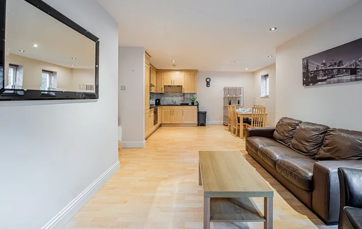 Flat Deverell Street in Greater London