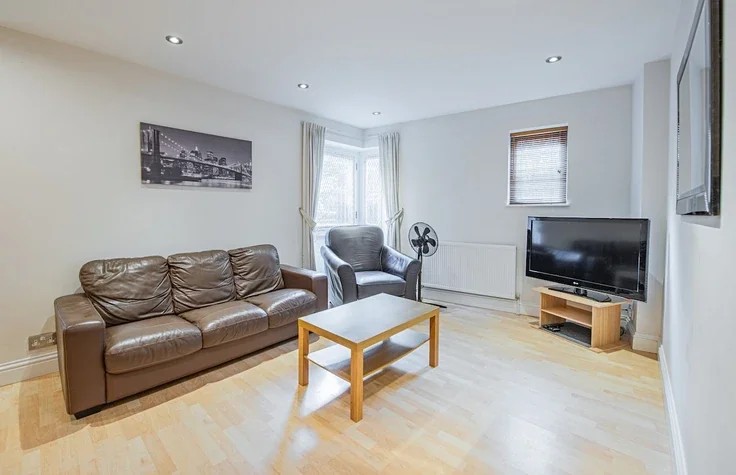 Flat Deverell Street in Greater London