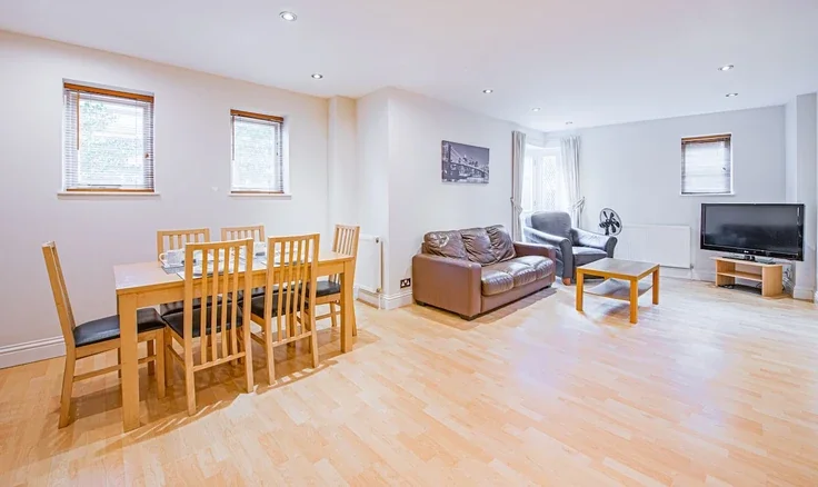 Flat Deverell Street in Greater London