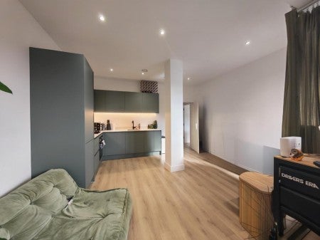 Flat Peach Street in Wokingham