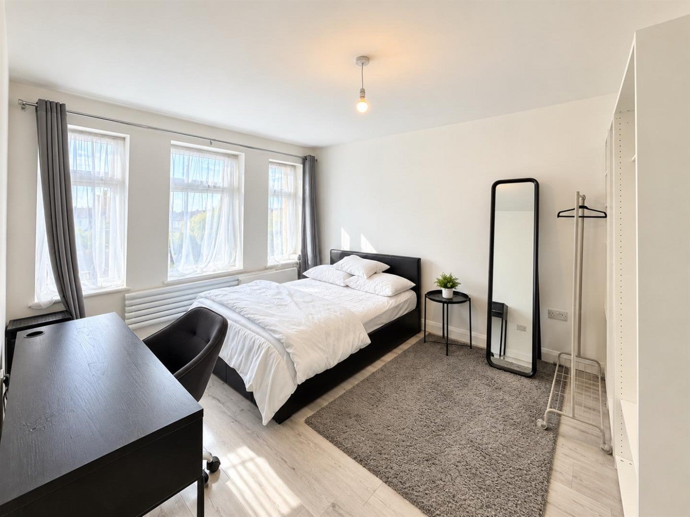 Flat Poole Court Road in Greater London