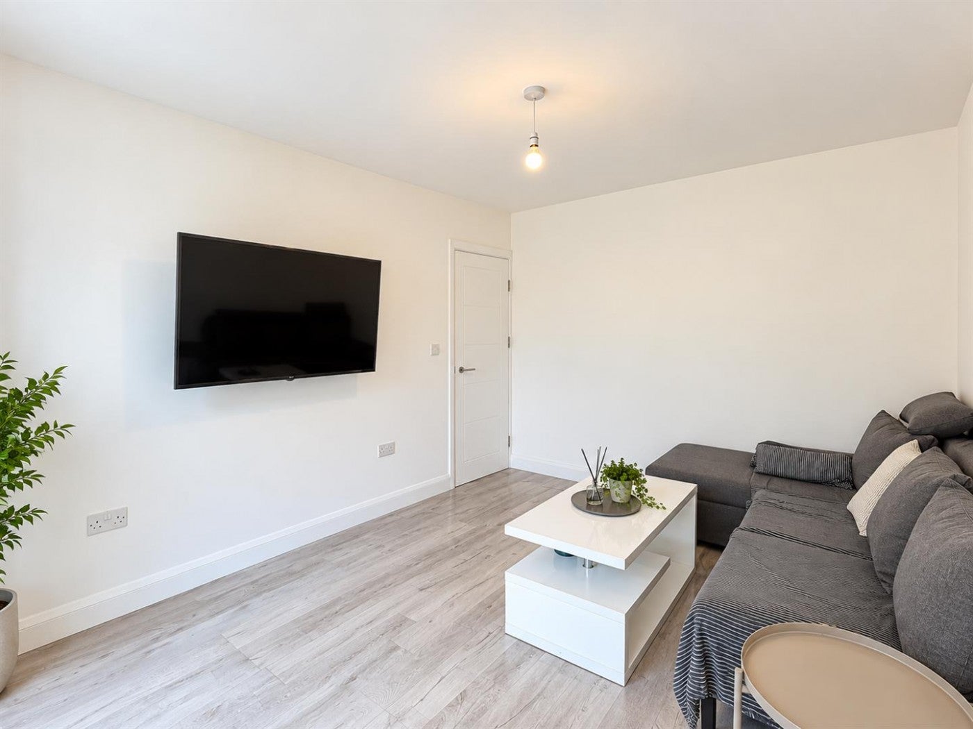Flat Poole Court Road in Greater London