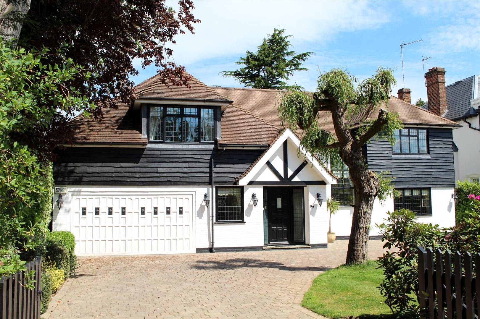 House Brookmans Avenue in Welwyn Hatfield