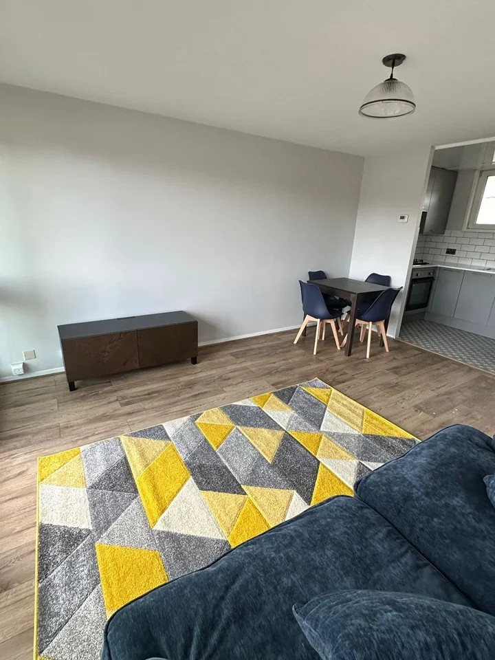 Flat Glanville Road in Greater London