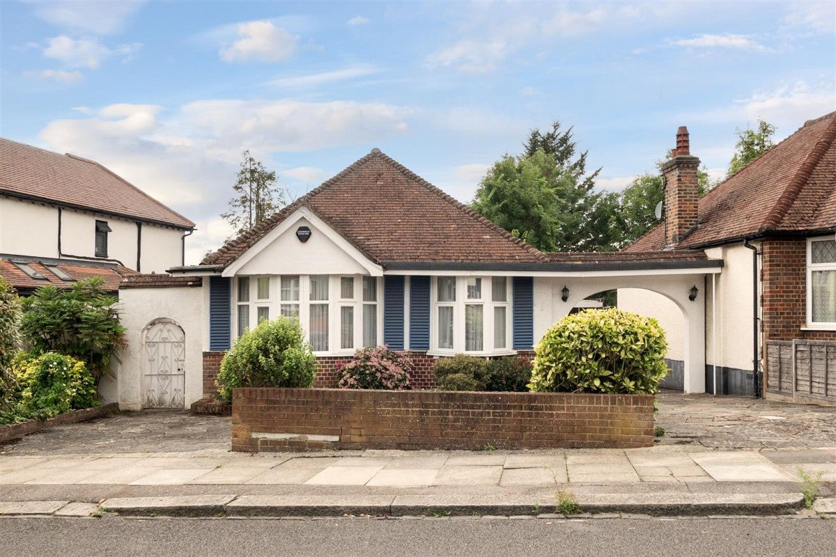 House Stoneyfields Gardens in Greater London