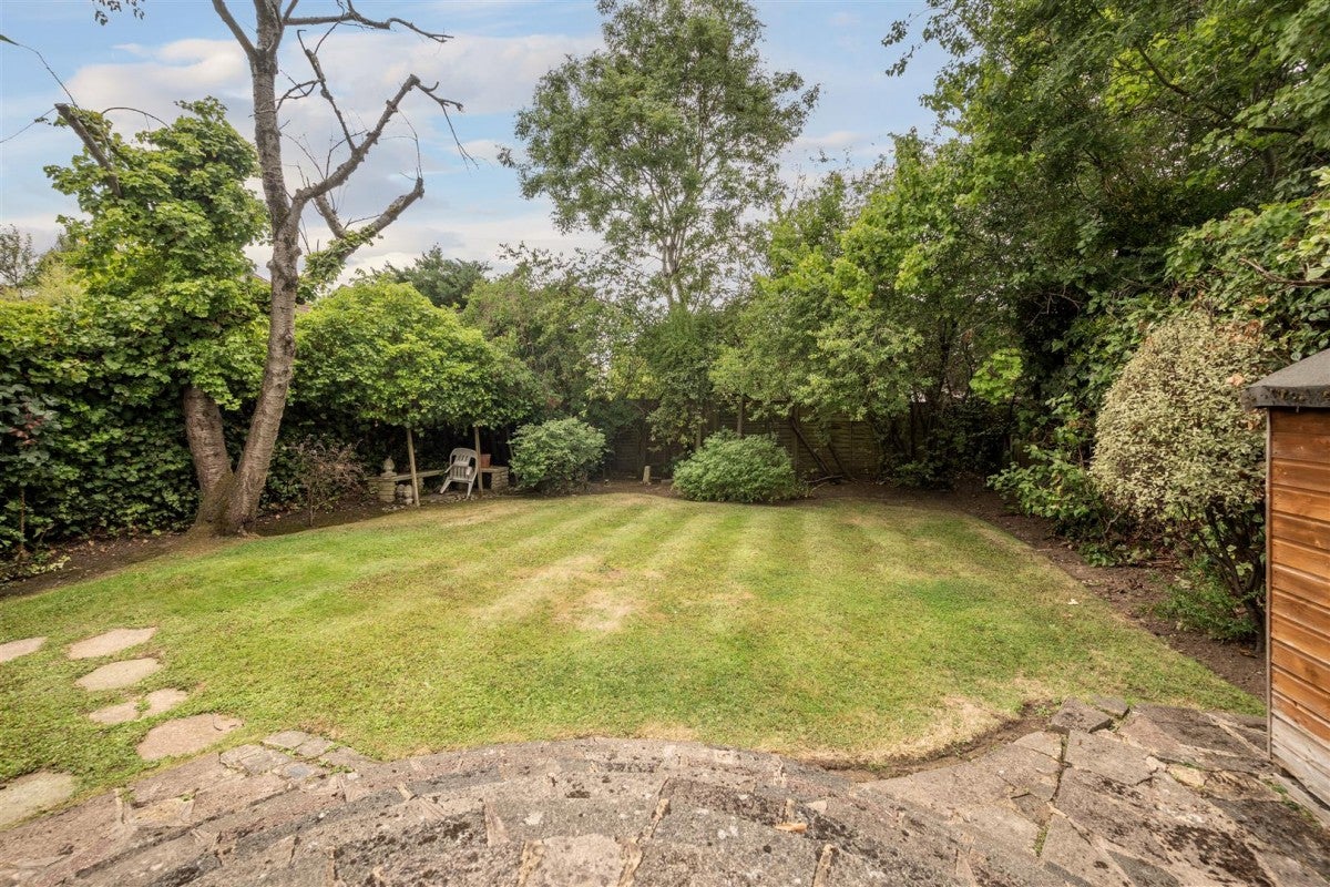 House Stoneyfields Gardens in Greater London