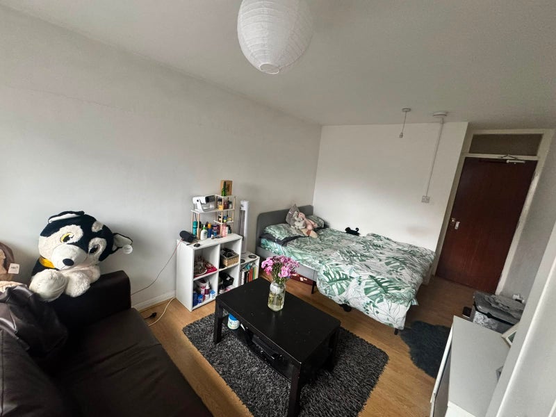 Flat Chapel Way in Greater London