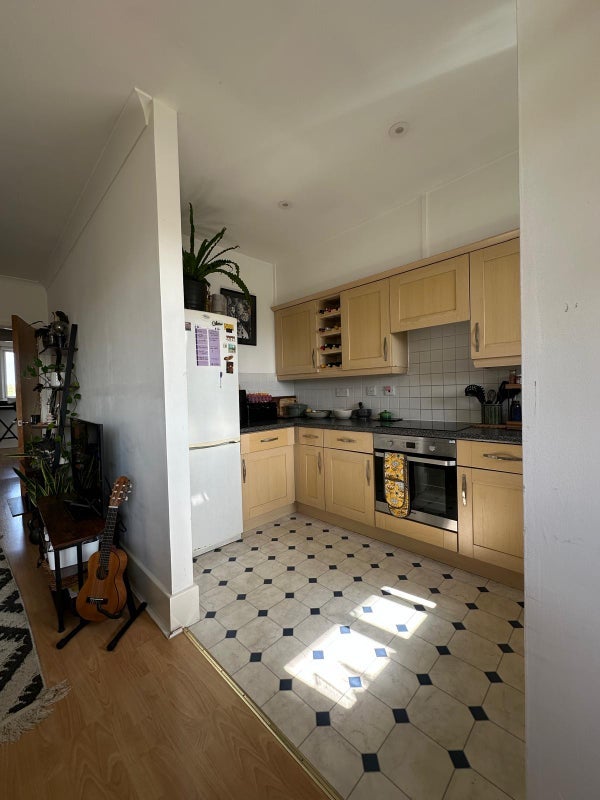 Flat Middleton Road in Greater London