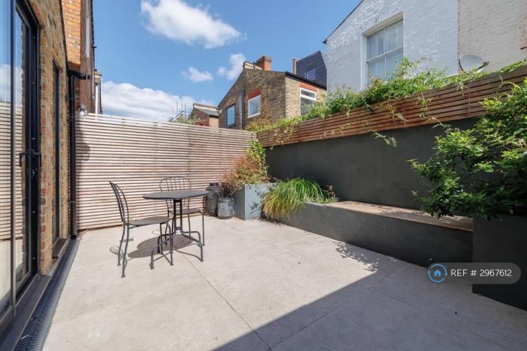House Lindrop Street in Greater London