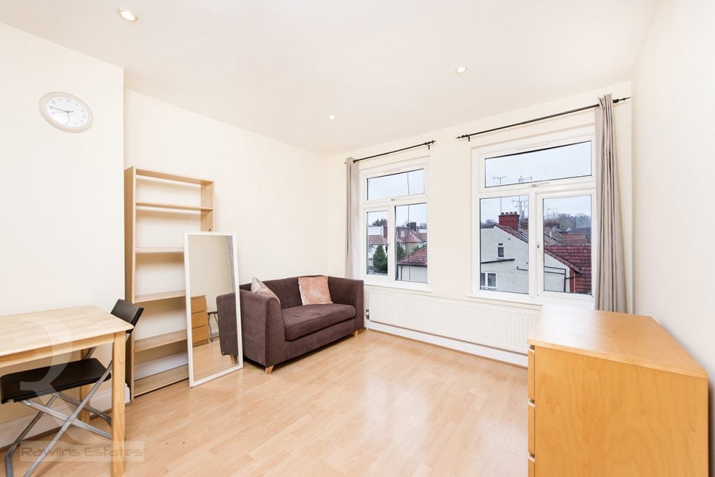 Flat Finchley Road in Greater London
