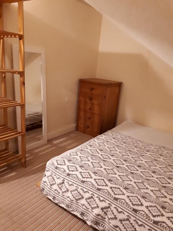 Room Back Banstead Street in Leeds