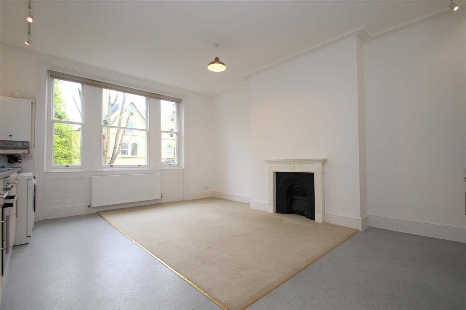 Flat Bishopswood Road in Greater London