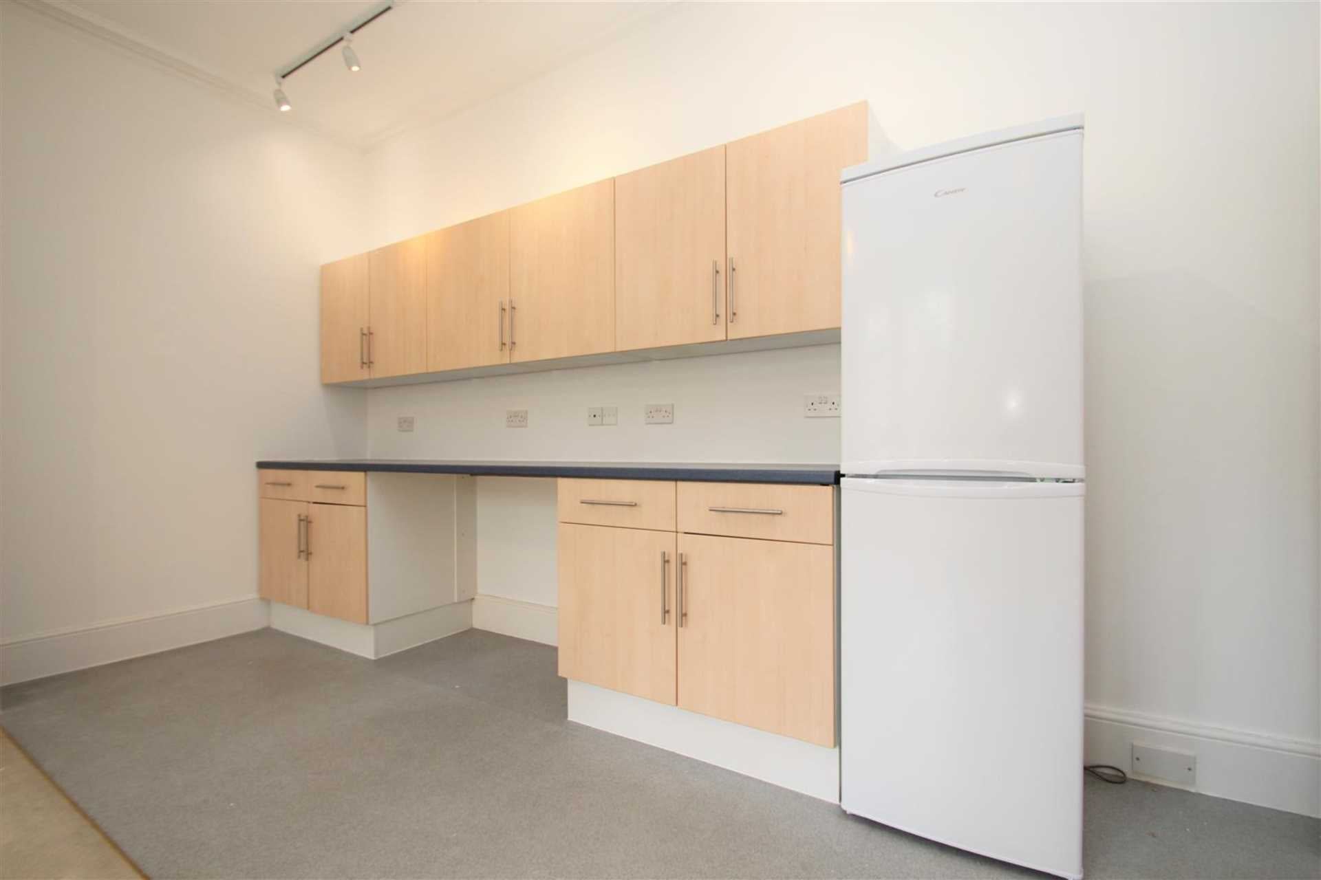 Flat Bishopswood Road in Greater London