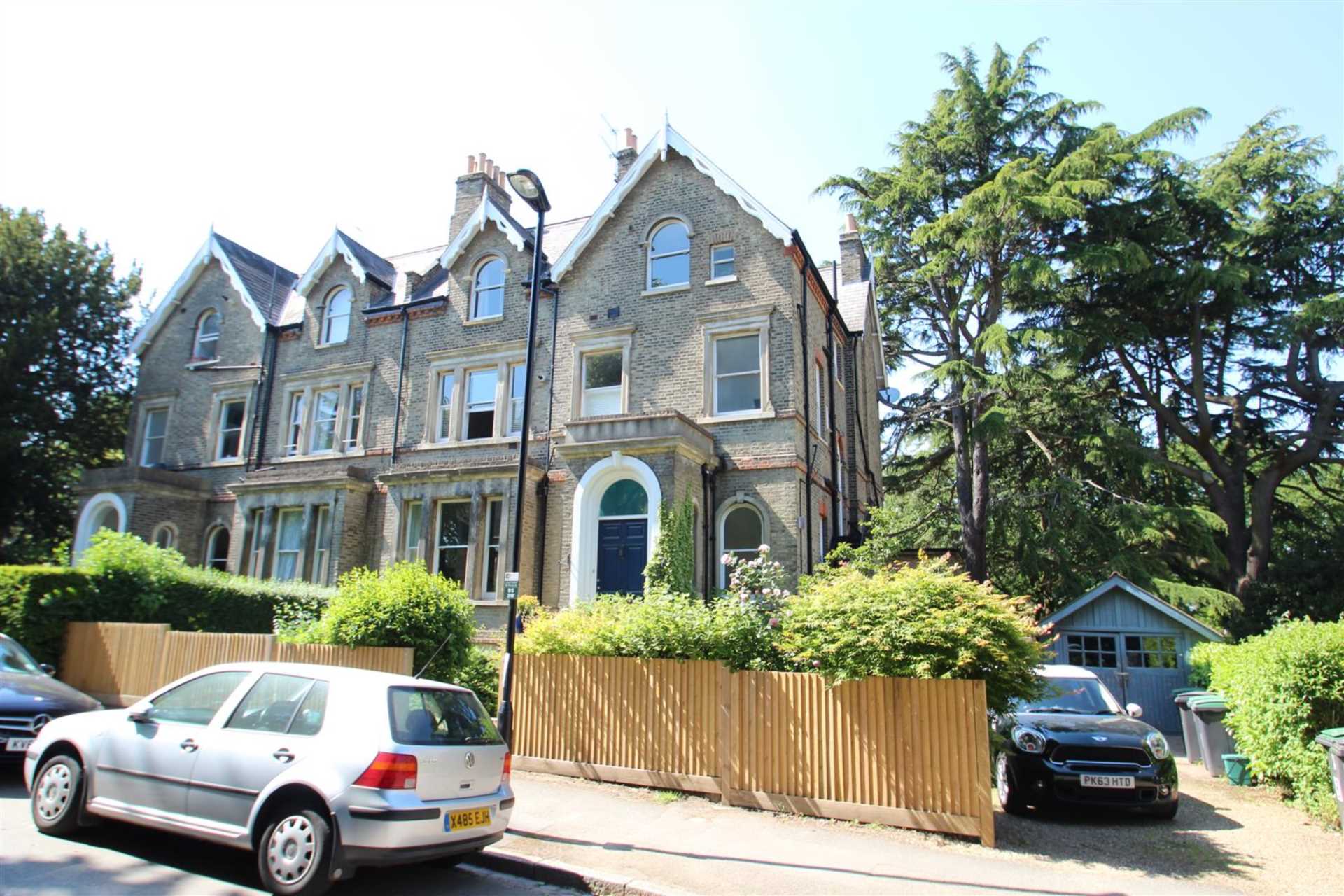 Flat Bishopswood Road in Greater London