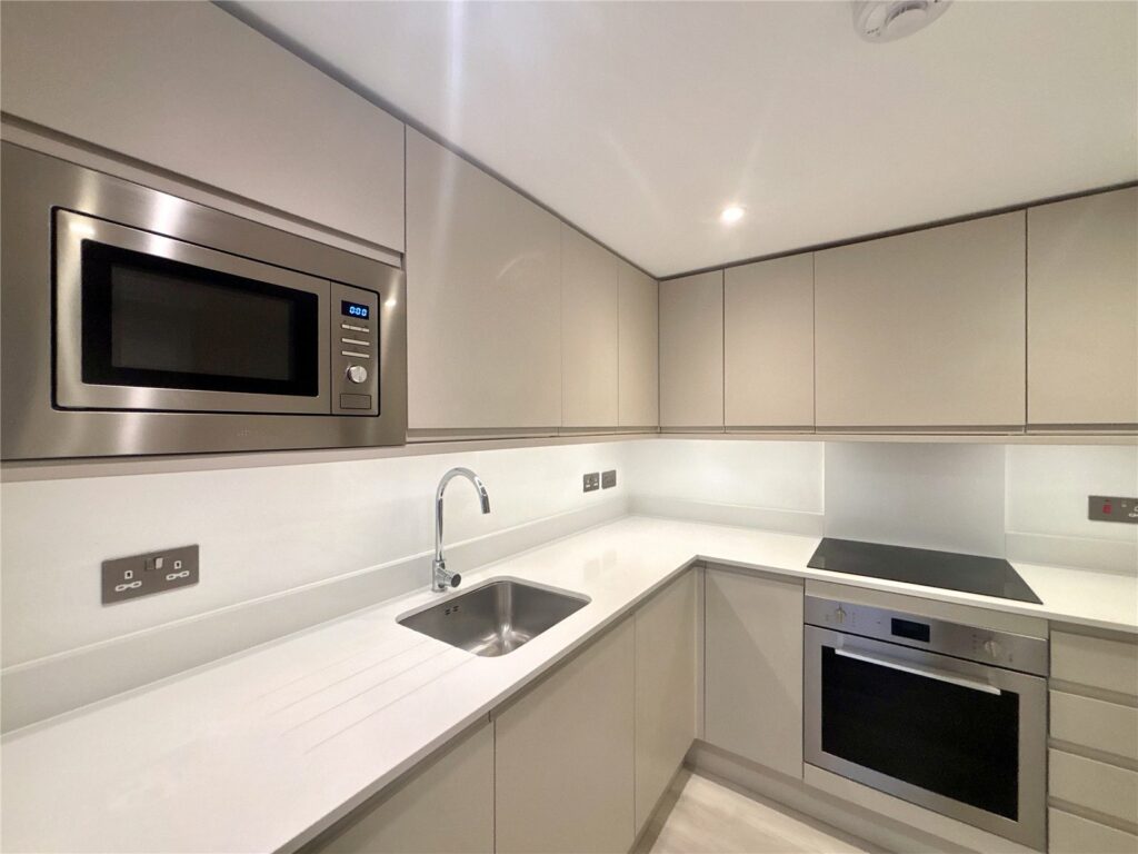 Flat Farnborough Road in Rushmoor
