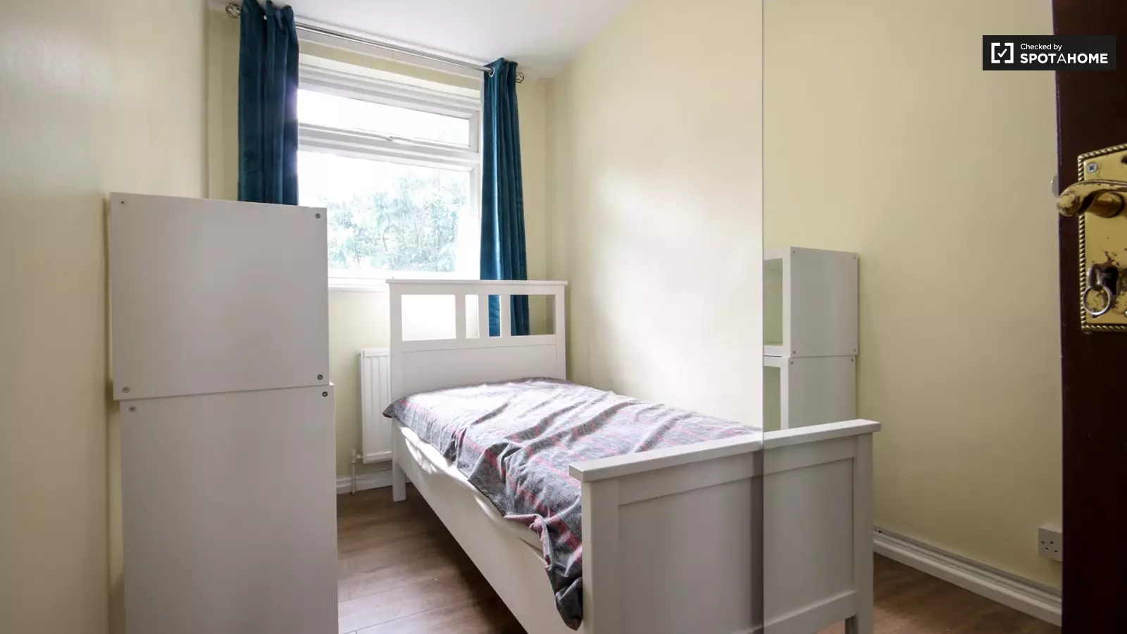 Flat Parry Road in City of Westminster