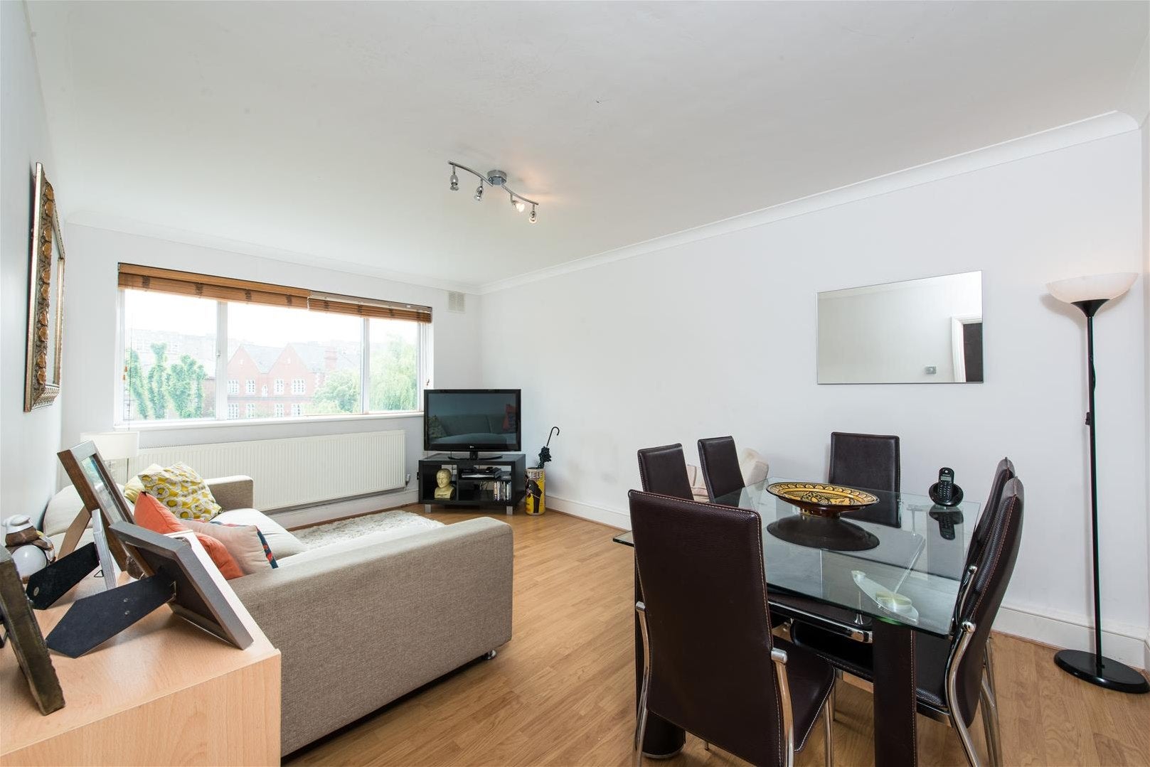 Flat Fairfax Road in Greater London