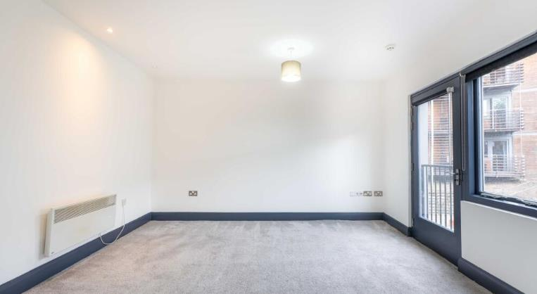 Flat Hall Street in Greater London