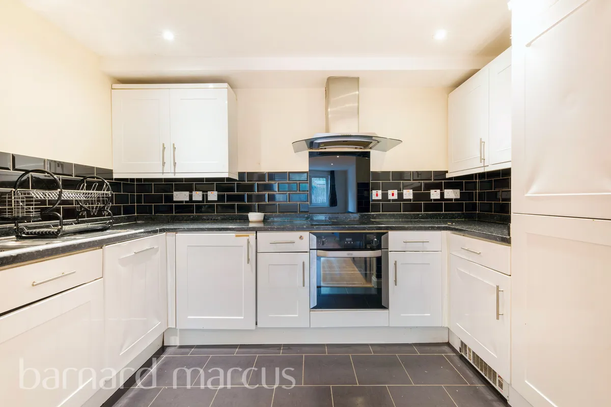 Flat Oakhill Road in Greater London
