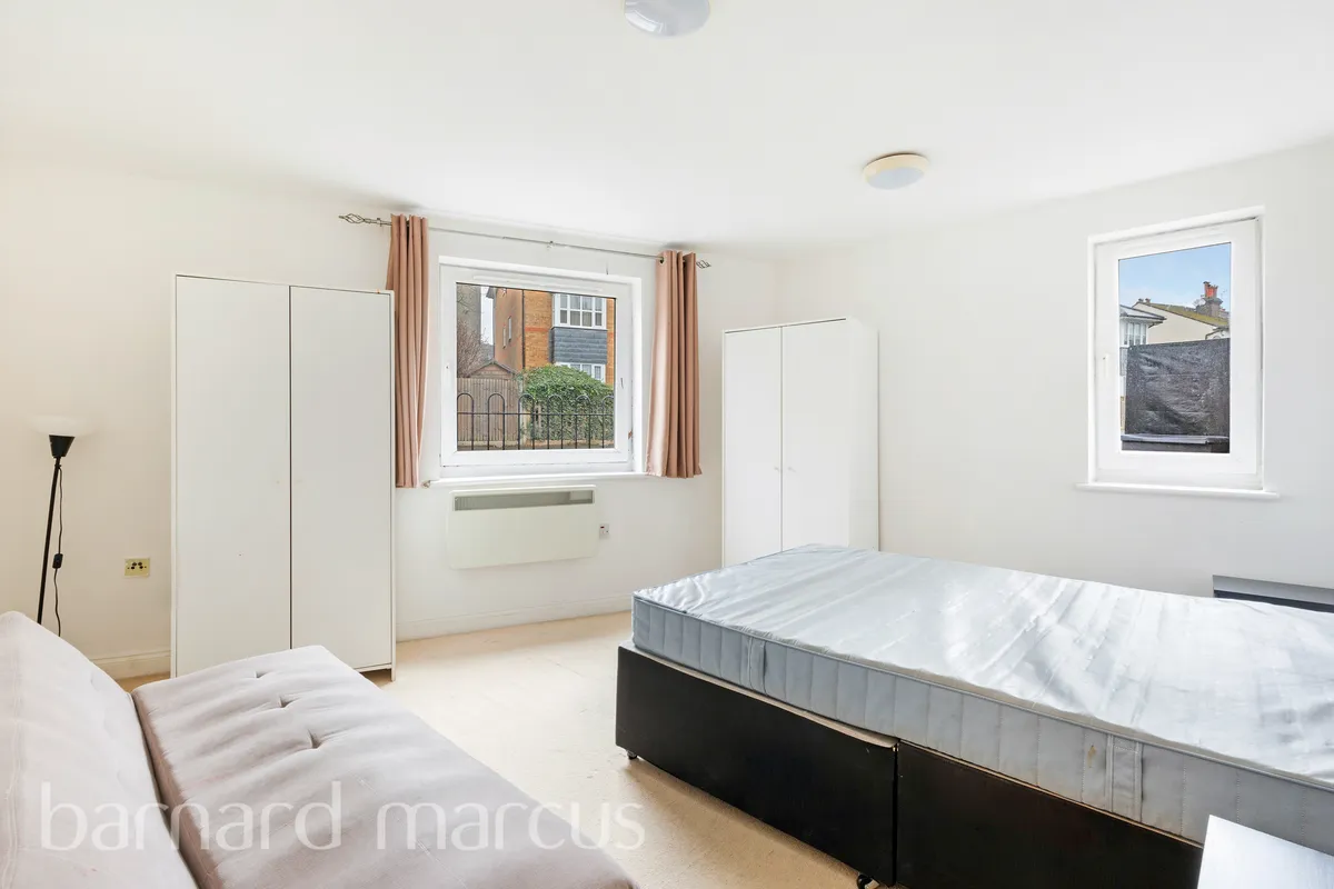 Flat Oakhill Road in Greater London