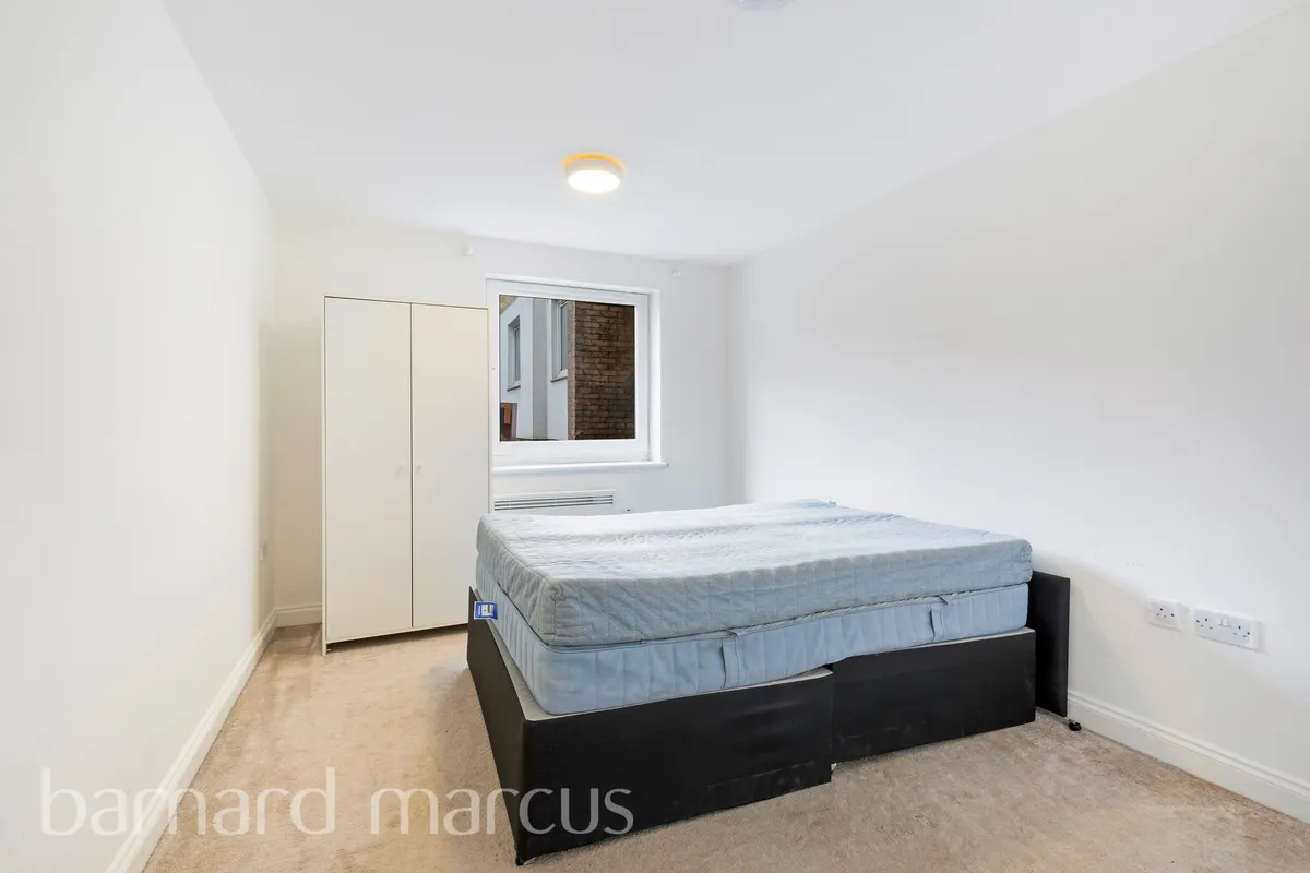 Flat Oakhill Road in Greater London