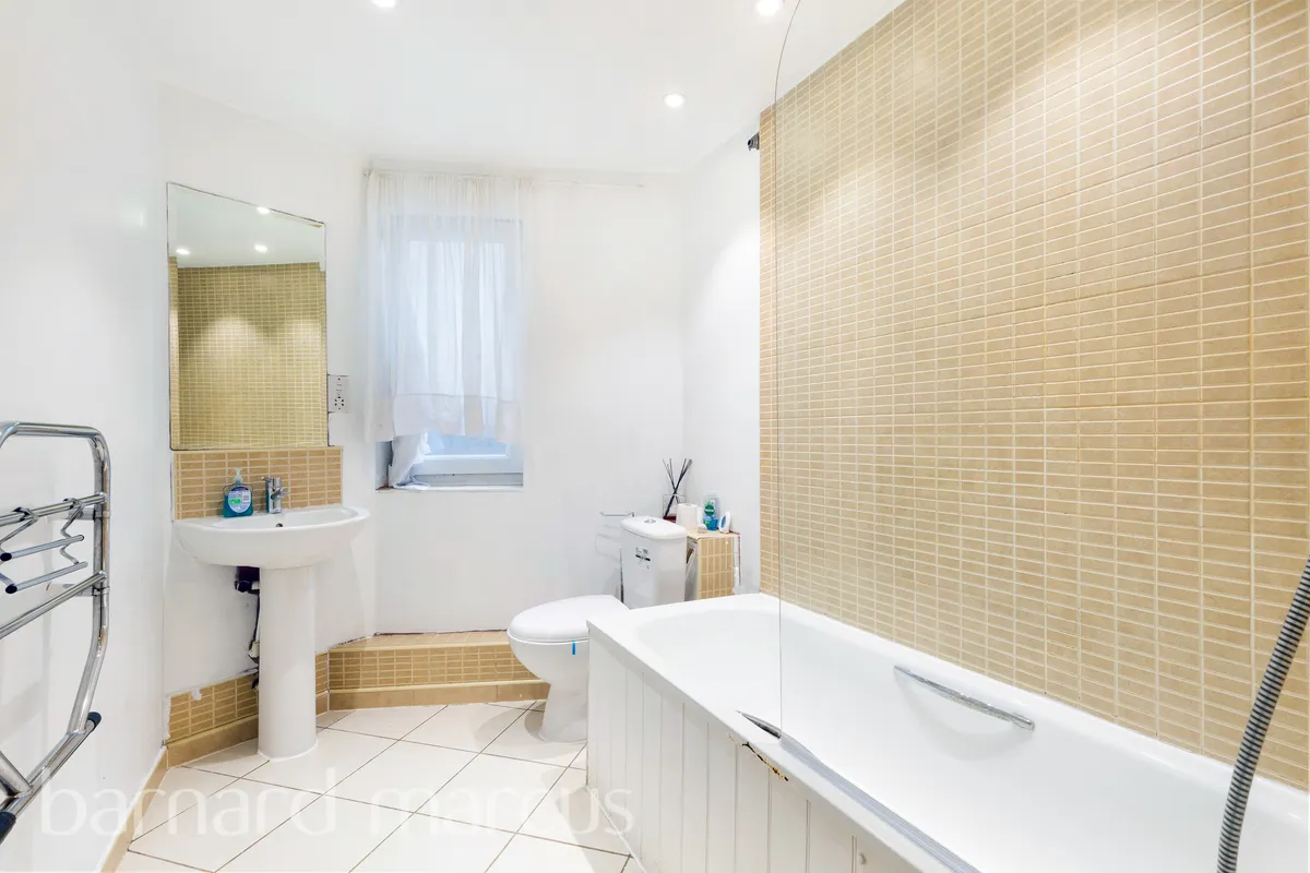 Flat Oakhill Road in Greater London