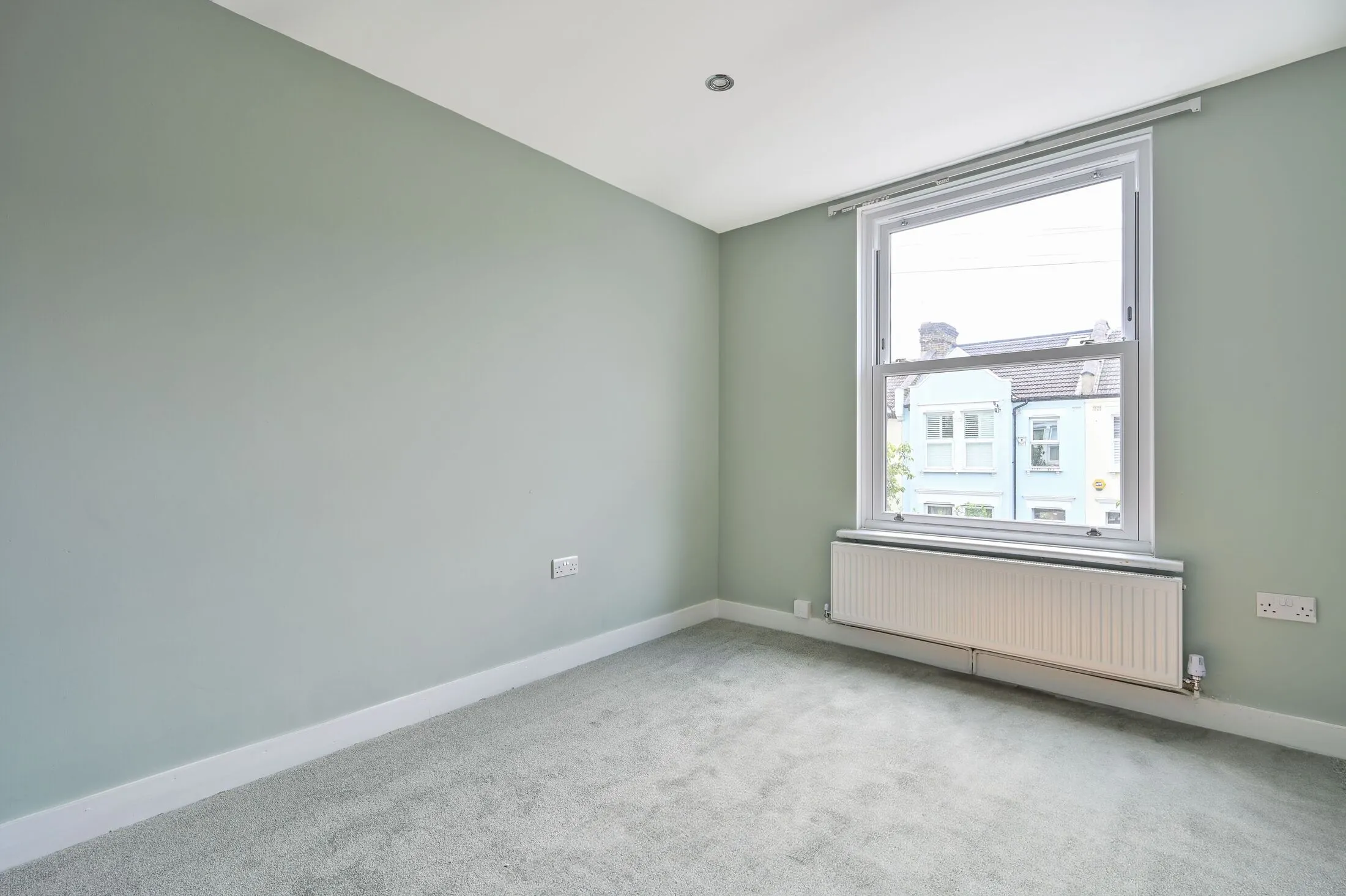 Flat Haydon Park Road in Greater London