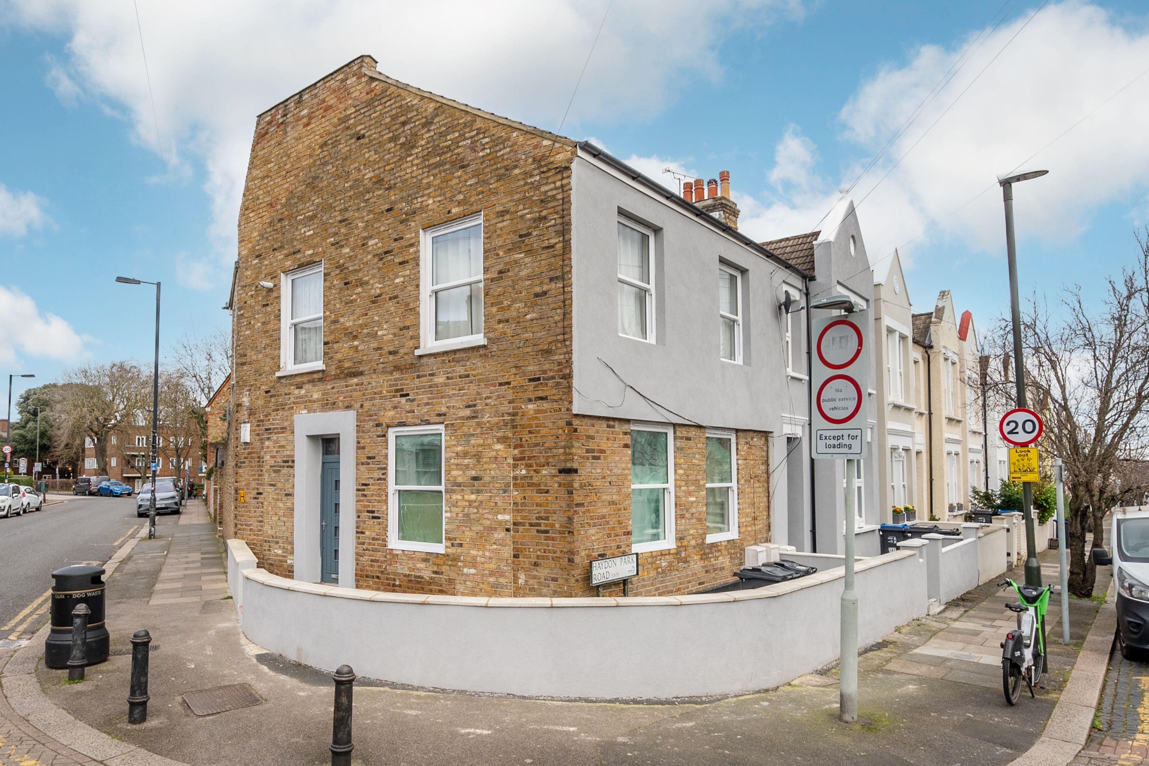 Flat Haydon Park Road in Greater London