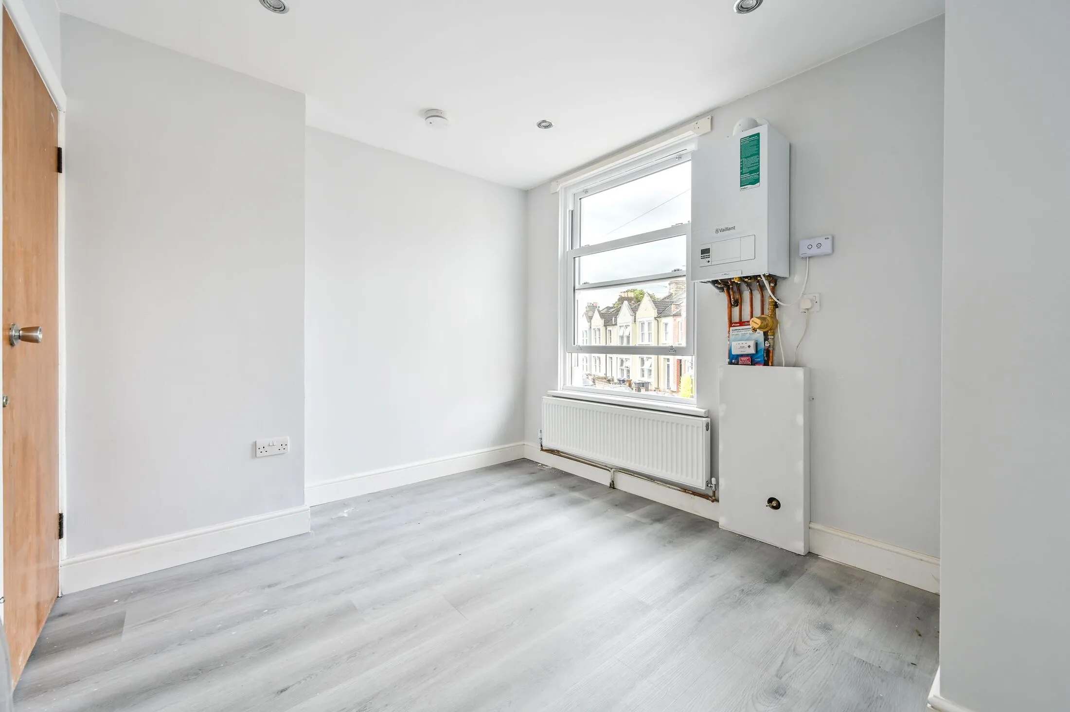 Flat Haydon Park Road in Greater London