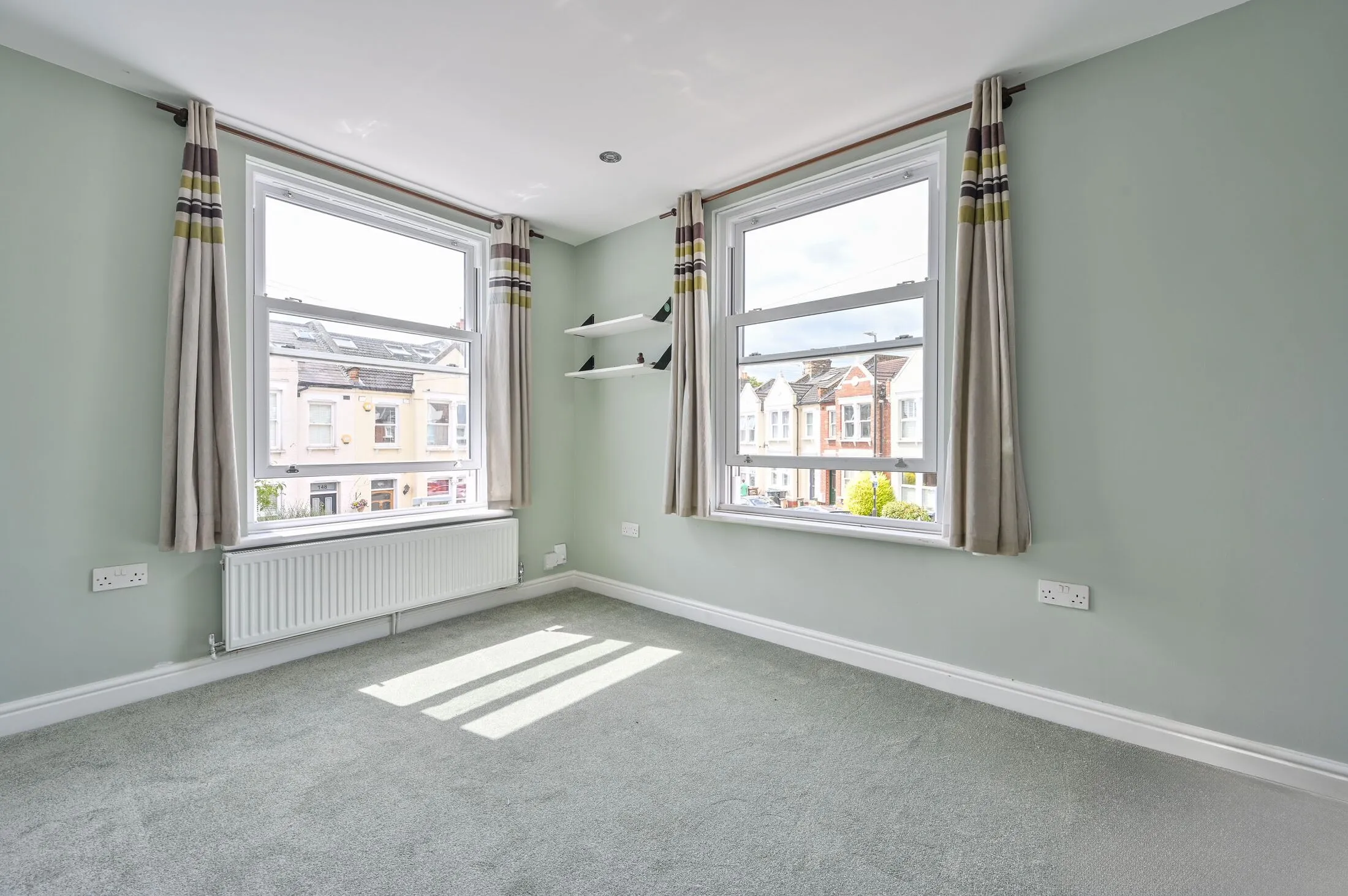 Flat Haydon Park Road in Greater London
