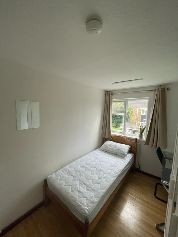 Room Kennard Road in Greater London