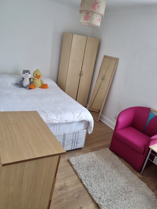 Room Hesketh Road in Greater London