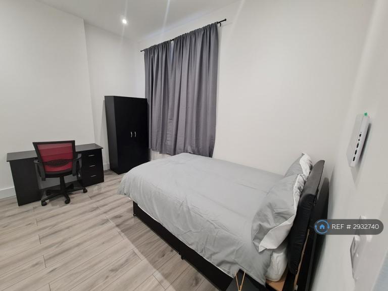 Room Southchurch Road in Southend-on-Sea