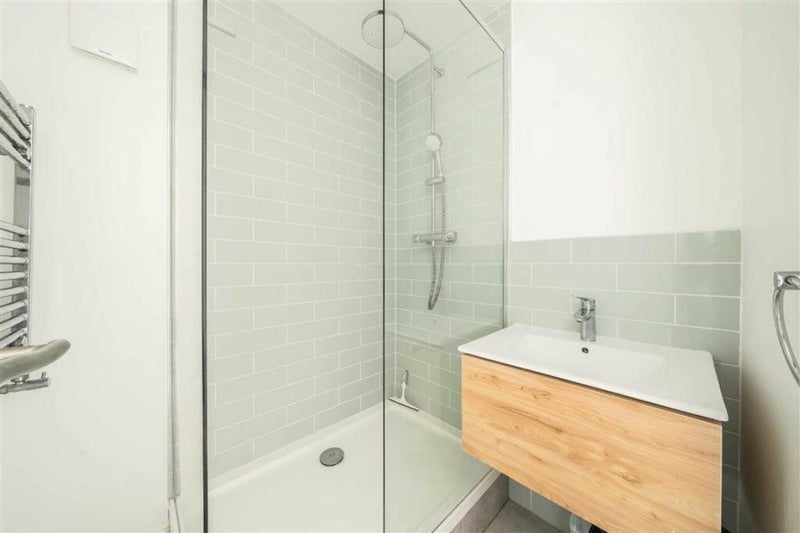 Room Deverell Street in Greater London