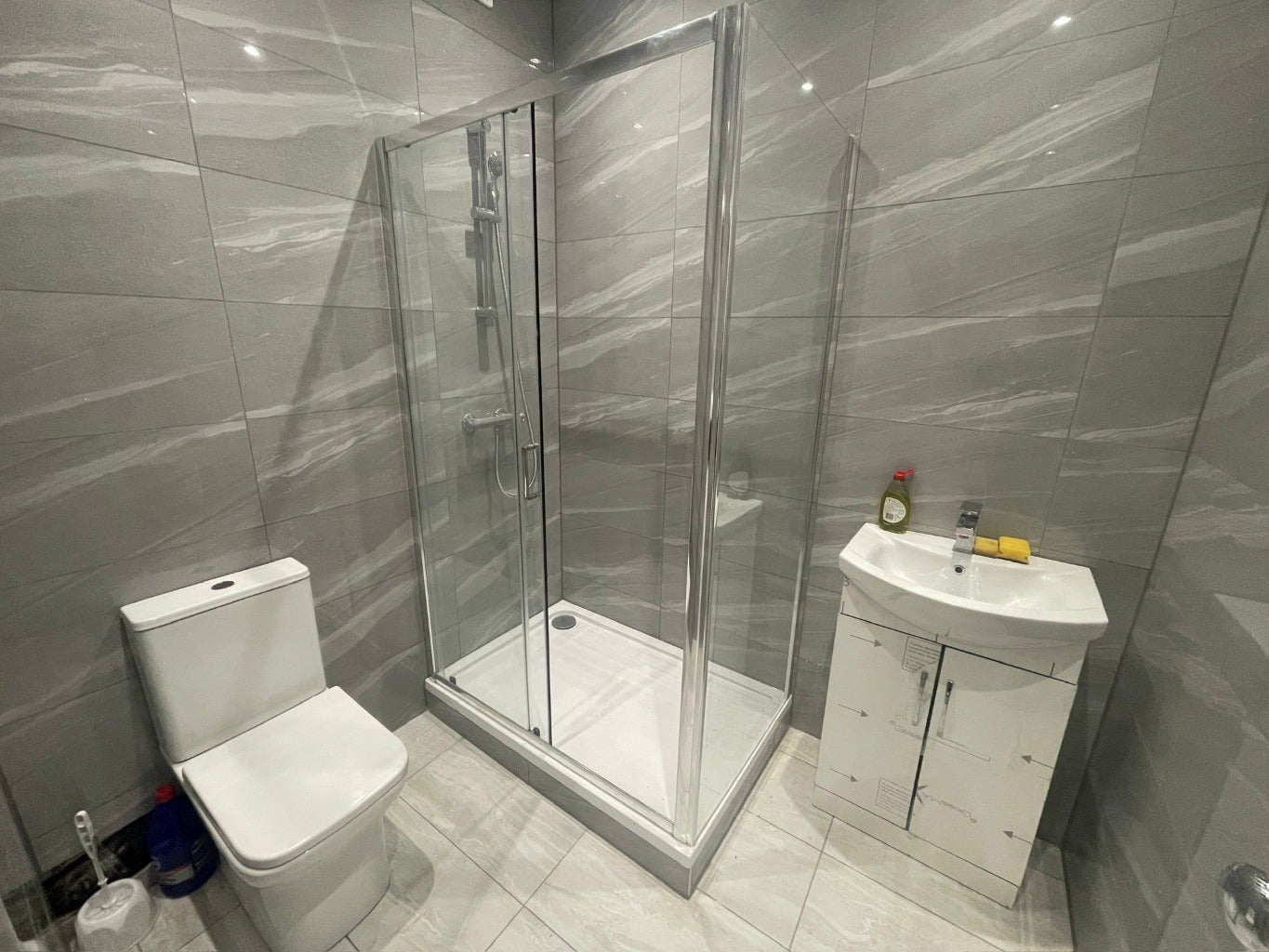 Room Carlyon Road in Greater London