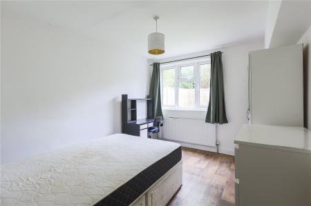 Flat Fairbridge Road in Greater London